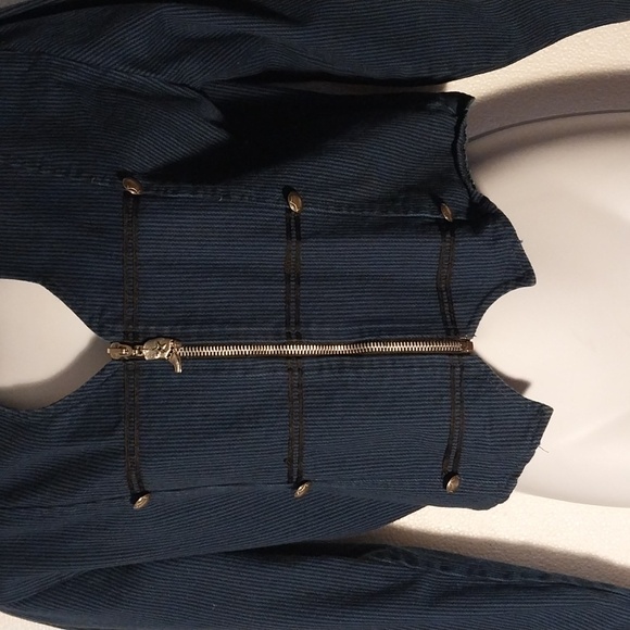 This is a Roper top.  The color is a dark blue it is a beautiful top excellent - Picture 3 of 6